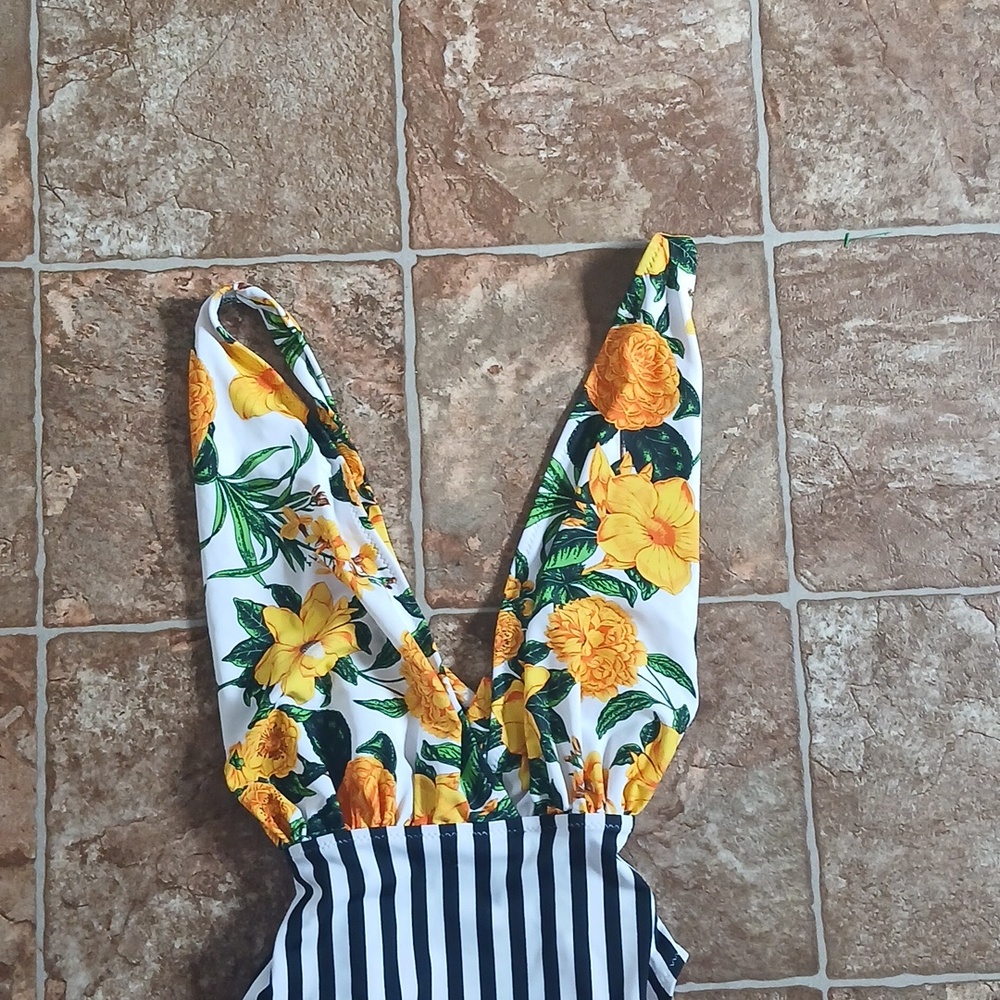 NWT Cupshe One-Piece Swimsuit - Yellow Floral And Black White Striped Size L - Picture 2 of 5